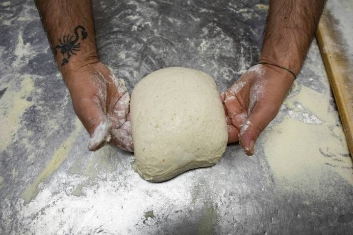 Preparando el pan del restaurante de Ricard Camarena.