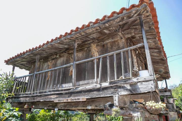 Viejo hórreo en la finca La Flor del Agua