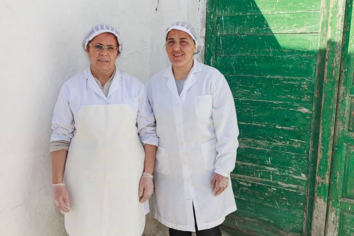 Mercedes Rivas y Maria Jesús Gil trabajan en la cadena de producción.