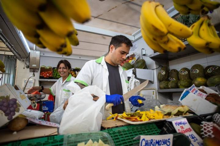 Rubén corta la fruta a sus clientes "con mucho gusto".