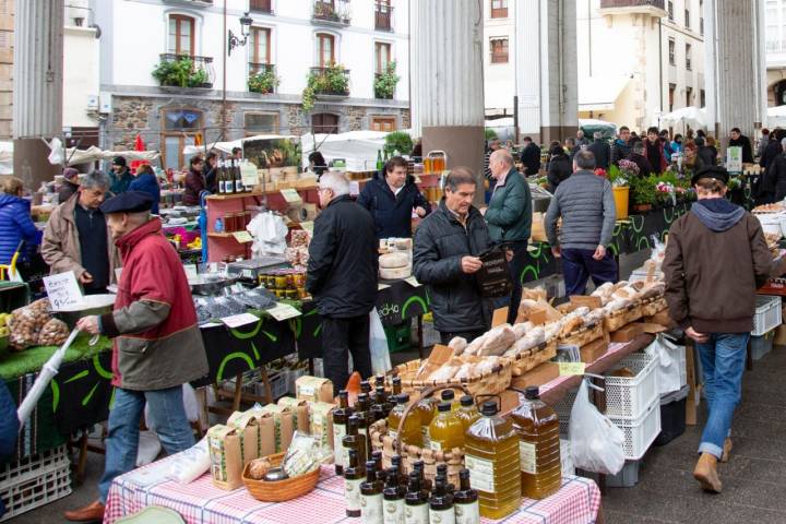 Mercado de Ordizia (Gipuzkoa): compradores y tenderos entre los puestos