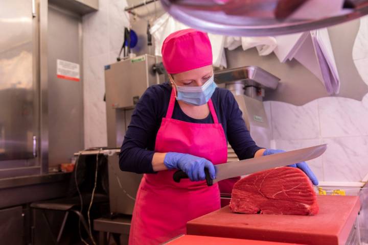 Maribel Villalta lleva 11 años vendiendo carne de potro en el mercado.
