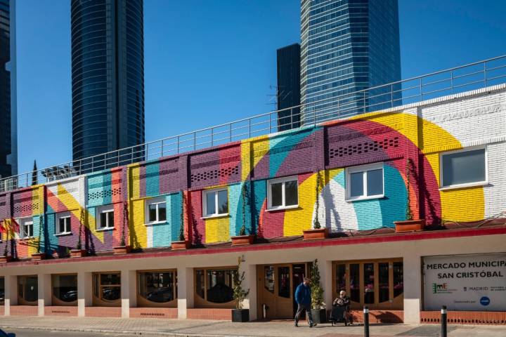 El mercado desde fuera con las Cuatro Torres detrás.