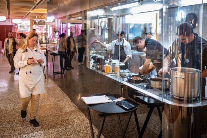 Uno de los pasillos del mercado, con cocineros a través de los cristales.