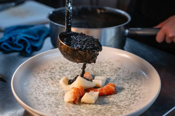 Lentejas negras con gambas y sepia, plato de menú del día.