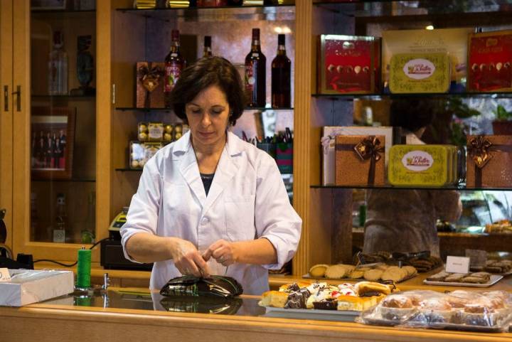 Después del trabajo en el obrador, Ana María Alguacil atiende la pastelería. Foto: Manuel Ruiz Toribio.