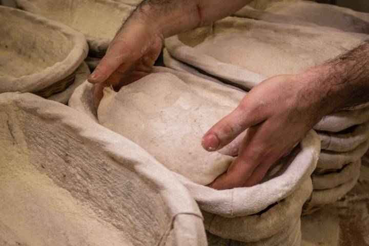 La masa del pan depositada en cestas de mimbre y tela de lino