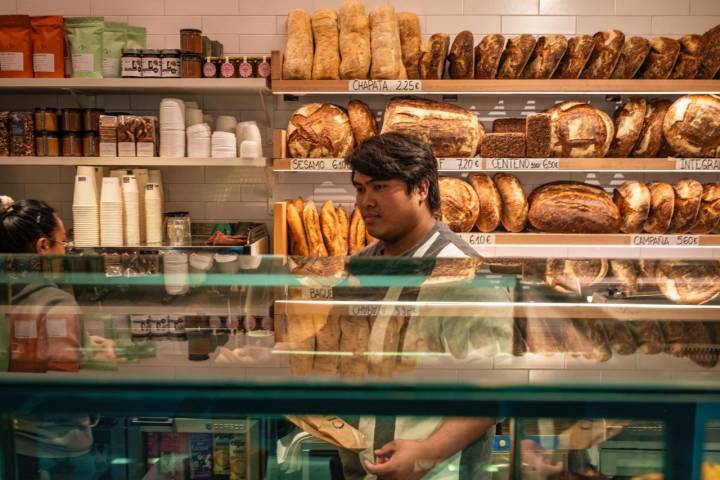 Despacho de pan y pastelería Cientotreinta grados en el barrio de Prosperidad