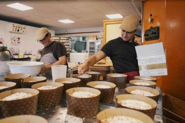 Carlos y Santi espolvoreando los panettones.