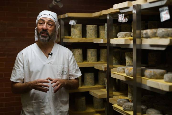 Xesús Mazaira, uno de los tres emprendedores que puso en marcha la quesería 'Airas Moniz', en Chantada (Lugo).
​.