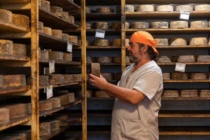 Ángel Valeriano llegó a Almedíjar hace 30 años para dedicarse en cuerpo y alma al queso artesanal.