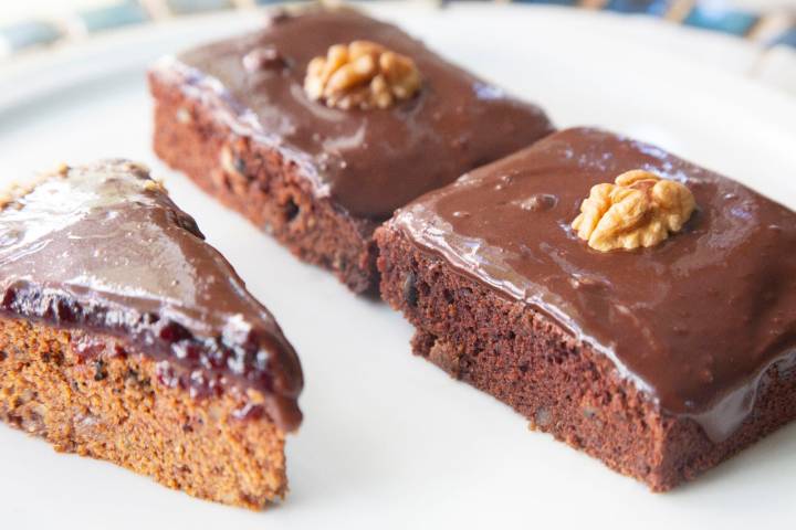 'Brownie' de chocolate y tarta de moras con chocolate.