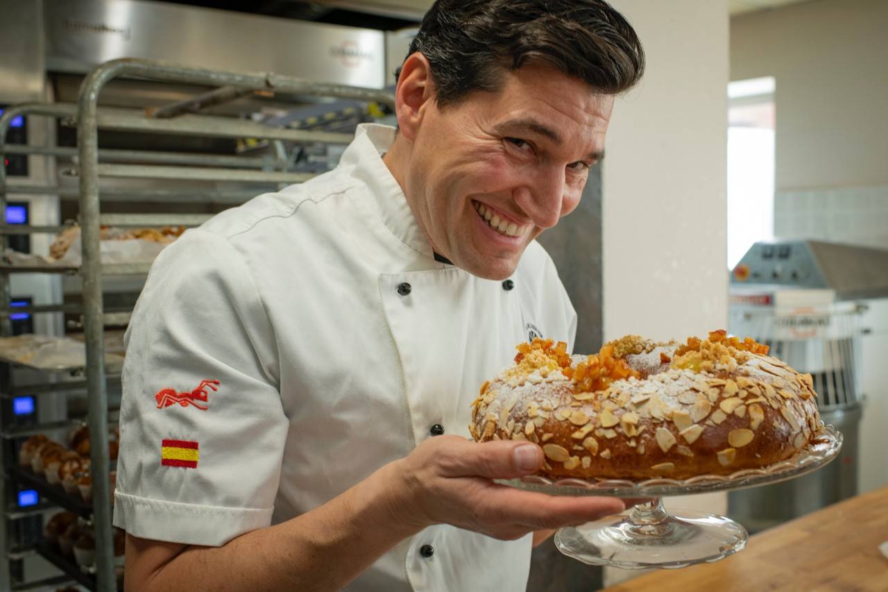 Fernando Bosque Carrasco, feliz con su roscón.