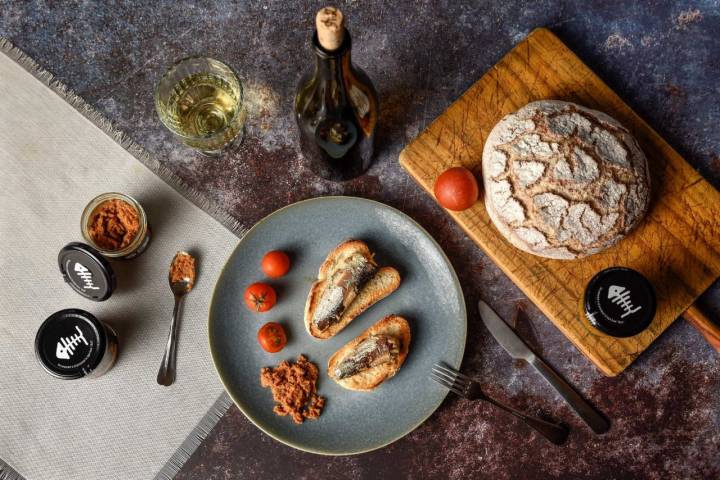 Tosta con sardina, paté y hogaza de pan gallego