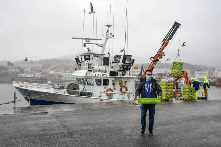 Argimiro Blanco en el puerto, con un cajón de sardinas en los brazos.