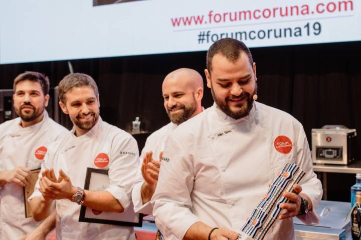 Alén, junto al resto de finalistas, recoge el premio de Cocinero 2019.