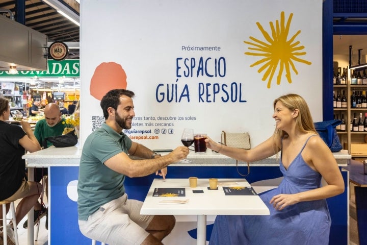 Dos clientes disfrutan de los aperitivos en el Espacio Guía Repsol del Mercado de Vallehermoso Dos clientes disfrutan de los aperitivos en el Espacio Guía Repsol del Mercado de Vallehermoso