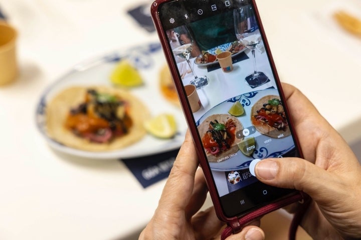 Tomando una fotografía a uno de los aperitivos del Mercado de Vallehermoso Tomando una fotografía a uno de los aperitivos del Mercado de Vallehermoso