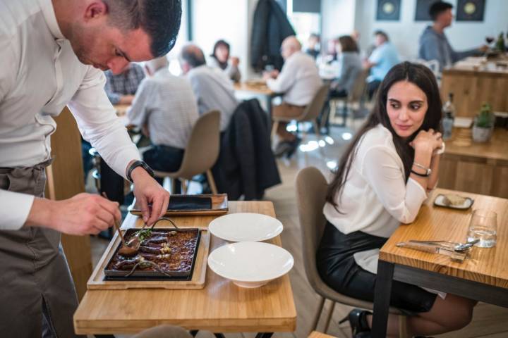 Clientes en el comedor del restaurante Atelier Casa de Comidas (Granada).