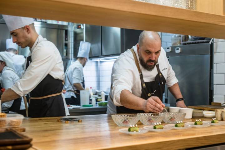 Cocina abierta del restaurante Atelier Casa de Comidas (Granada).