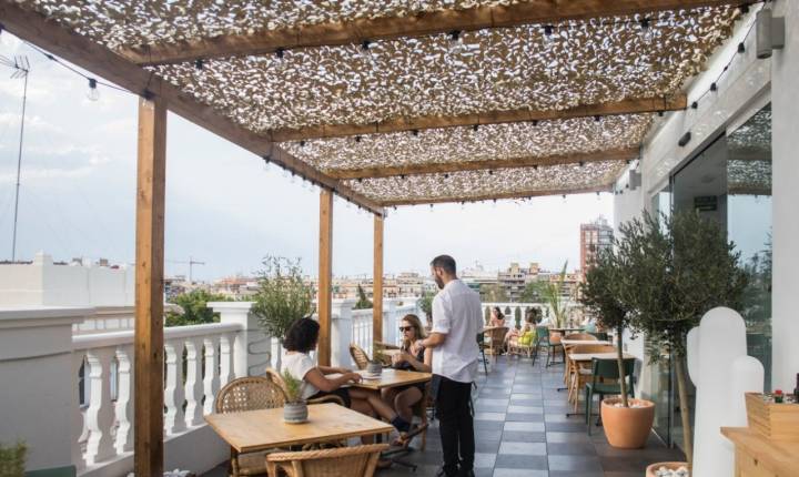 Azotea 'Carmen Polo Terrace': camarero atendiendo a clientes