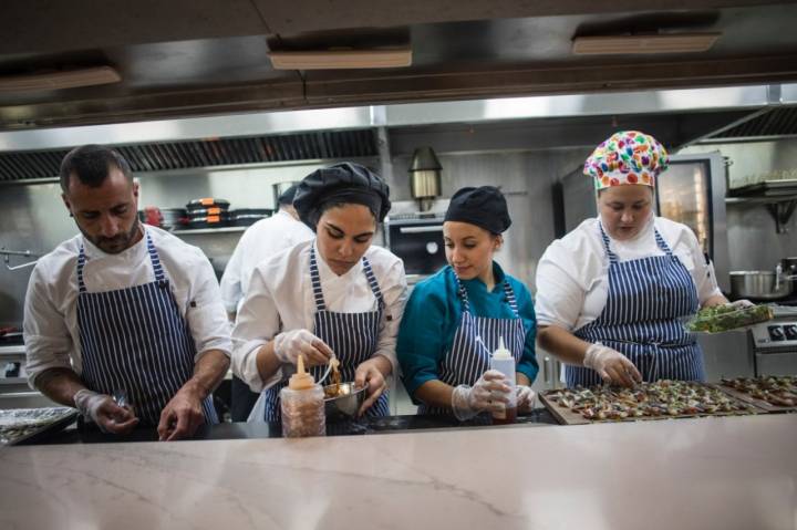 Azotea 'Àtic Alameda': cocina trabajando
