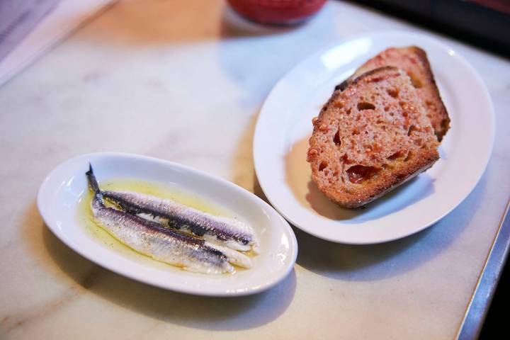 Boquerones marinados con pan con tomate.