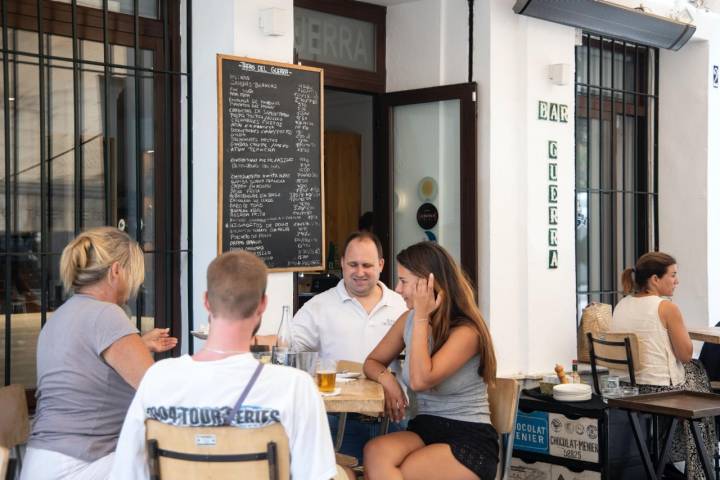 Clientes del Bar Guerra, en San Pedro de Alcántara (Málaga)