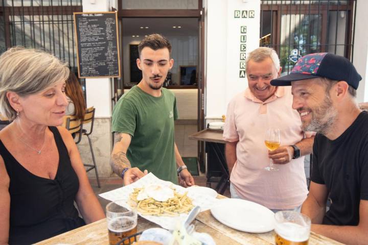 Clientes en la terraza del Bar Guerra, en San Pedro de Alcántara (Málaga)