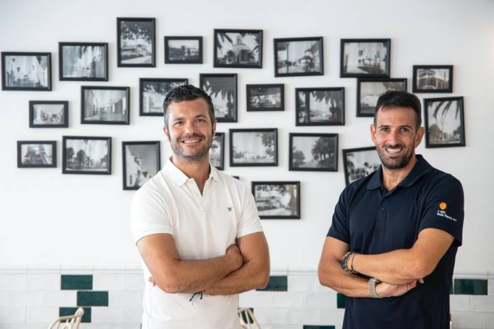 César Morales y Luis Miguel Menor, propietarios del Bar Guerra, en San Pedro de Alcántara (Málaga)