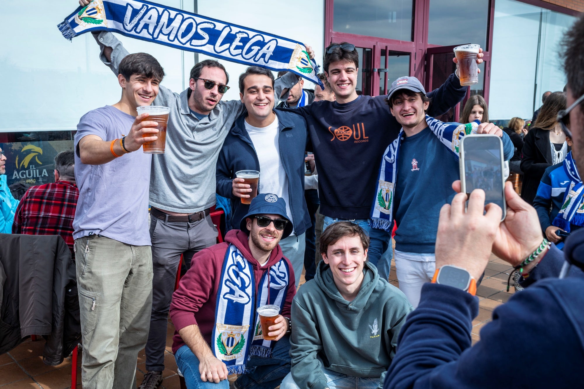 Aficionados del Leganés haciéndose una foto antes del partido.