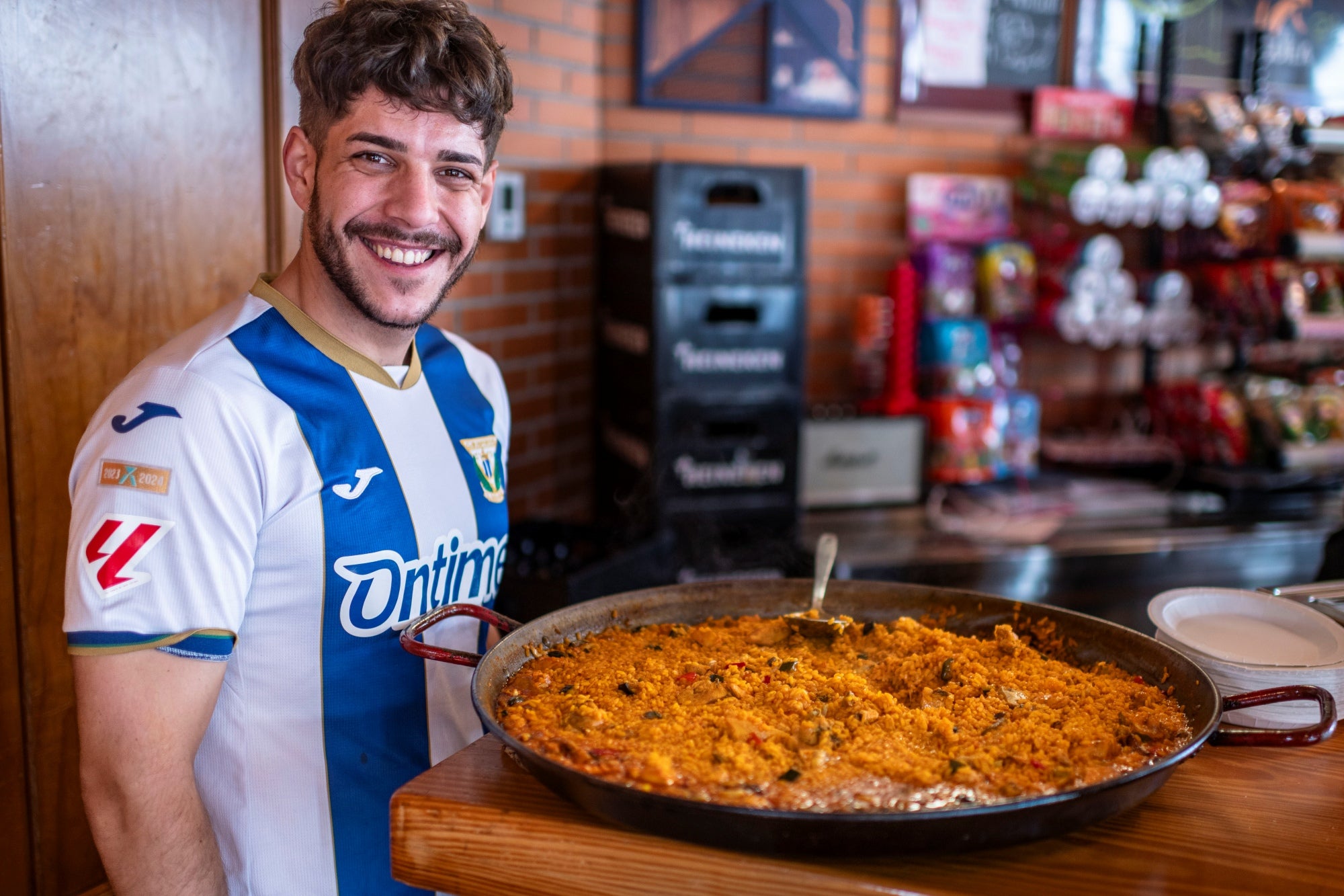 Iván Morato, encargado de 'La Parrilla de la Cantera', con una paella.