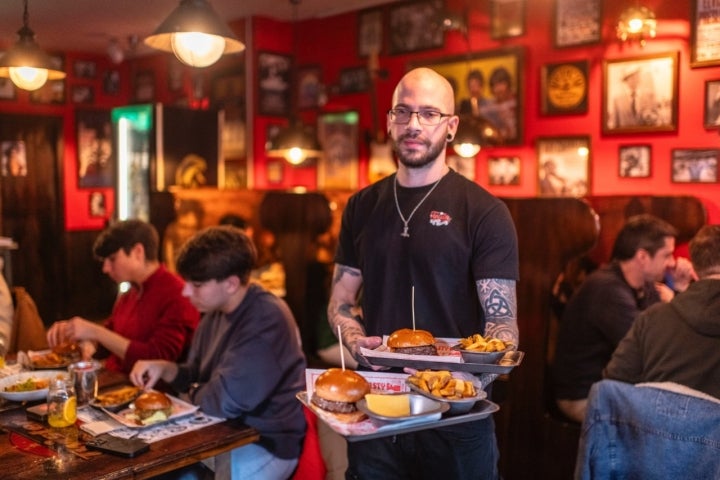 Ambiente rockero y hamburguesas de autor.