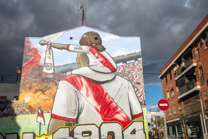 Grafiti futbolero en Vallecas