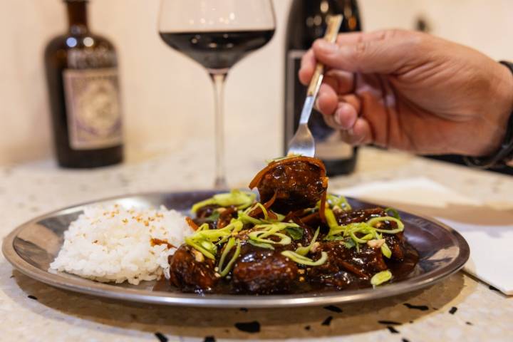 Un plato de falda de ternera con barbacoa coreana y arroz.