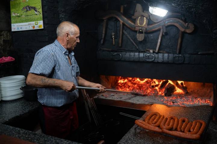 Daniel García maneja las brasas en Los Yugos en El Perdigón (Zamora)