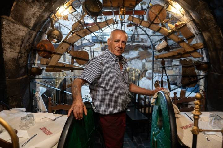 Daniel García posa en la bodega centenaria de Los Yugos en El Perdigón (Zamora)