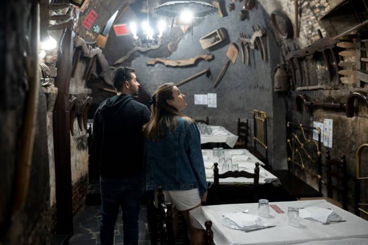 Clientes observando uno de los comedores de Los Yugos en El Perdigón (Zamora)