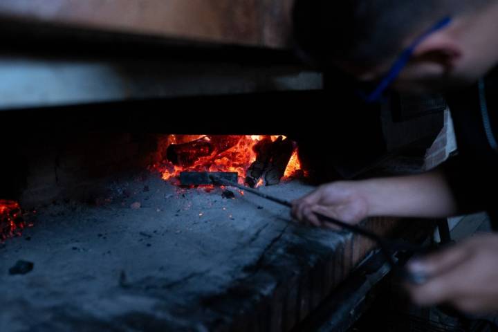 Brasas en una de las bodegas subterráneas de El Perdigón (Zamora)