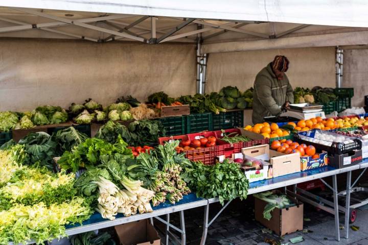 El mercado de los martes en la plaza ofrece las verduras necesarias.