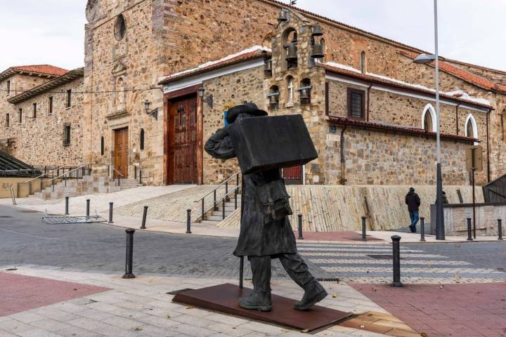 El peregrino que pasa por Astorga parte con la panza y la maleta llena.