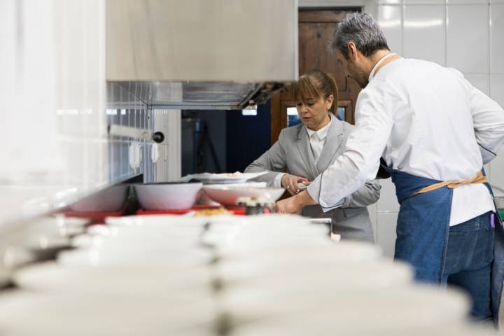 Cristina y Rubén, en la cocina emplatando uno de los pases.  