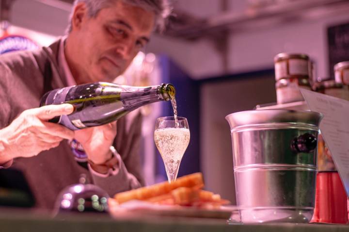 Félix Tena sirviendo una copa de cava para brindar con su clientela.