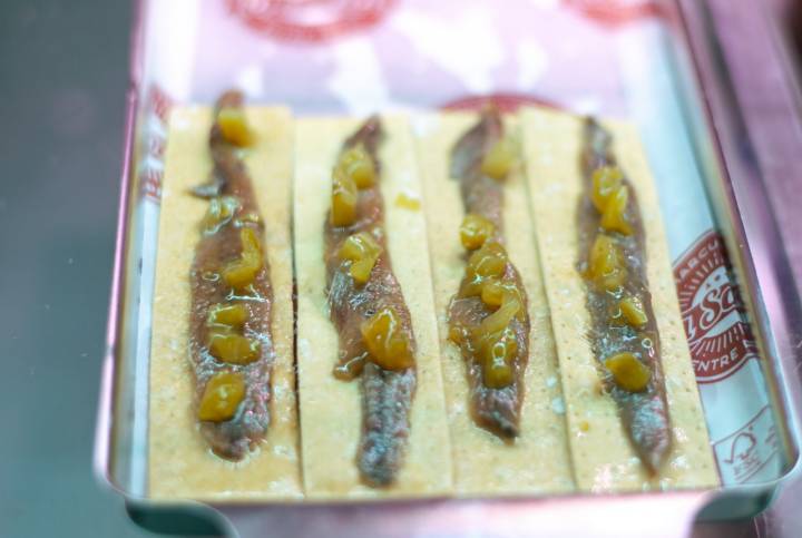 Para abrir boca una anchoa del Cantábrico con piparras y confitura de tomate.