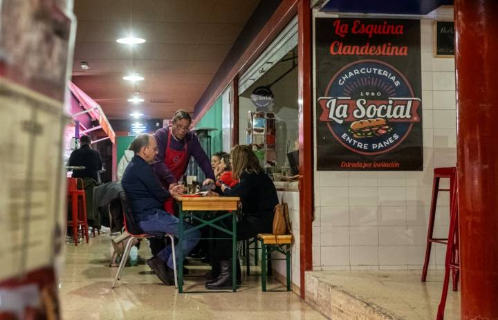 Los pasillos del mercado, ahora son una peculiar terraza cubierta para la bocatería.