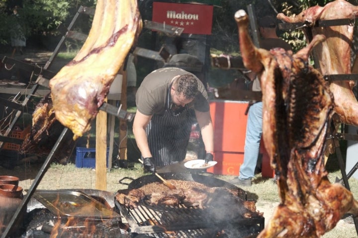 Una parrilla gigante en el festival de Chefs on Fire Madrid 2025 con carnes.