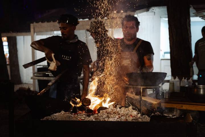 Cocinando al calor de las brasas.