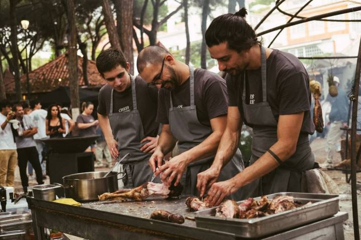 Chefs cortando carne asada en el festival. 