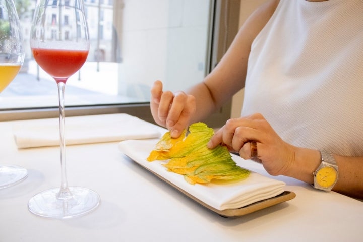 La flor de calabacín con sangría de fresa es uno de los aperitivos que componen el menú 'Esplendor' La flor de calabacín con sangría de fresa es uno de los aperitivos que componen el menú 'Esplendor'