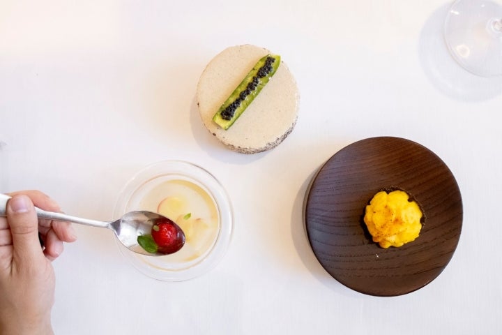 Ensalada líquida de tomate, calabacín con caviar y tosta con chía, calabaza y naranja Ensalada líquida de tomate, calabacín con caviar y tosta con chía, calabaza y naranja